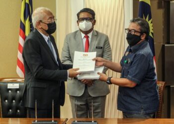 ABD. Latiff Ahmad (kanan) serah tugas kepada Mahdzir Khalid pada majlis serah tugas Menteri Pembangunan Luar Bandar di Kementerian Pembangunan Luar Bandar, Putrajaya.. - FOTO/FAISOL MUSTAFA