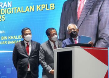 MAHDZIR Khalid melancarkan Pelan Strategik Pendigitalan KPLB 2021-2025 pada Majlis Perhimpunan Bulan November 2021 serta Sambutan Hari Inovasi dan Pelancaran Strategik Pendigital KPLB 2021-2025 di Kementerian Pembangunan Luar Bandar, Putrajaya. - FOTO/FAISOL MUSTAFA