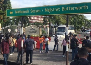 KIRA-KIRA 50 pengamal media memenuhi pekarangan Kompleks Mahkamah Sesyen Butterworth, Pulau Pinang sejak awal pagi bagi mengikuti kes pertuduhan rasuah terbaharu membabitkan bekas Menteri Kewangan, Lim Guan Eng pagi ini.