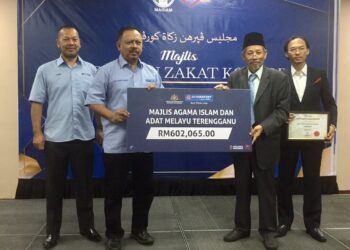 SHAIKH Harun Shaikh Ismail (dua dari kanan) menerima replika cek zakat perniagaan daripada wakil salah sebuah syarikat pada Majlis Penyerahan Zakat Korporat di Kuala Terengganu, hari ini. - UTUSAN/TENGKU DANISH BAHRI TENGKU YUSOFF