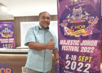 SUHAIRI Hashim menunjukkan gegantung penganjuran Festival Majestic Johor 2022.