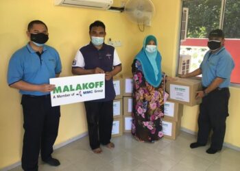 PENYAMPAIAN sumbangan Malakoff kepada keluarga yang terkesan akibat pandemik di Perak.