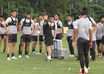 BRAD Maloney (tengah) akhirnya berpisah dengan FAM.
