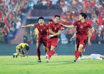 PEMAIN Vietnam meraikan jaringan Nguyen Tien Linh (No. 9) ketika menumpaskan Malaysia 1-0 pada separuh akhir Sukan SEA 2021 di Stadium Viet Tri, Thu Tho kelmarin. – IHSAN VFF