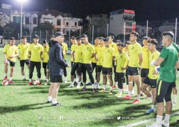 PEMAIN Harimau Malaya bawah 23 menjalani latihan di Padang  Latihan Palace Sports Nam Dinh, Vietnam kelmarin. - IHSAN FAM