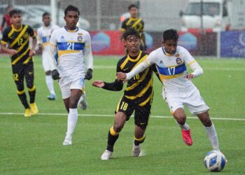 PERTAHANAN negara, Adam Farhan (tengah) bersaing dengan pemain Sri Lanka pada kelayakan Piala Asia B-20 di Mongolia hari ini.