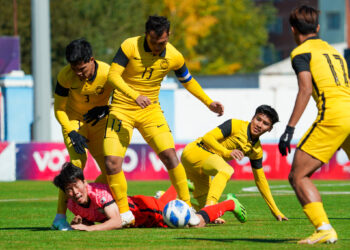 Aksi skuad muda negara (jersi kuning) ketika berdepan Korea Selatan dalam saingan kelayakan Piala Asia B-20 di Stadium MFF, Ulaanbatar, Mongolia.-IHSAN AFC