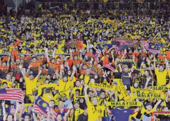 KEHADIRAN 'pemain ke-12' mampu menaikkan semangat Harimau Malaya untuk mengatasi Singapura dalam misi wajib menang esok.