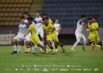 AKSI skuad B-17 negara ketika menentang Uzbekistan pada aksi persahabatan di Stadium UiTM, malam ini.