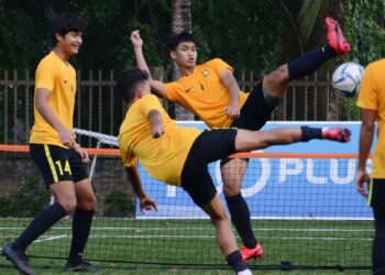 PEMAIN Malaysia tetap menjalani latihan seperti biasa walaupun status Kejohanan AFC B-19 yang dijadual Oktober ini masih tidak menentu. - IHSAN FAM