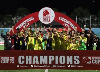 SKUAD B-22 negara muncul juara Piala Merlion di Singapura, baru-baru ini, dalam persiapan menghadapi Sukan SEA Kemboja, bulan depan.-IHSAN FAM