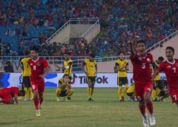 BARISAN Pemain muda negara kecewa selepas terlepas peluang membawa pulang pingat gangsa Sukan SEA Vietnam selepas dikecewakan Indonesia.-UTUSAN/SHIDDIEQIIN ZON