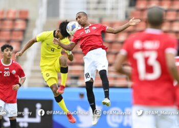 PERTAHANAN negara B-17, Adib Ibrahim melonjak tinggi menanduk bola meskipun dicabar pemain Yemen.-IHSAN FAM