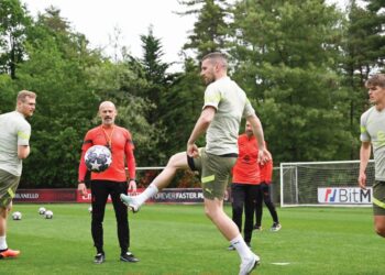 PEMAIN AC Milan melakukan persiapan menjelang pertemuan separuh akhir Liga Juara-Juara menentang Inter Milan di San Siro esok.