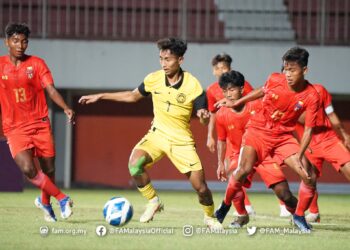 Pemain negara,  Arami Wafiy Zakimi dikawal ketat oleh pemain Myanmar dalam aksi kedua Kumpulan C Kejuaraan AFF B-16 di Indonesia.
