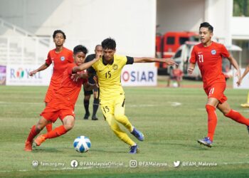 AKSI pemain Malaysia ketika menentang Singapura pada perlawanan Piala AFF B-19 di Jakarta hari ini. - IHSAN FAM