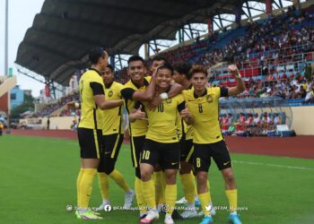 PEMAIN negara meraikan jaringan Luqman Hakim Shamsudin ketika menentang Singapura.