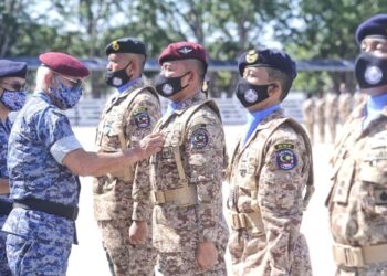 AFFENDI Buang memakaikan pingat kepada anggota Malbatt 850-8 pada Majlis Perbarisan Pembubaran dan Pemakaian Pingat Perkhidmatan Negara Bangsa-Bangsa Bersatu (Pingat PNBB) di Padang Kawad Pusasda, Port Dickson, hari ini. - FOTO/MOHD. SHAHJEHAN MAAMIN