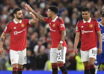 BRUNO Fernandes (kiri) meraikan kemenangan Manchester United ke atas Chelsea bersama Jadon Sancho (tengah) dalam aksi Liga Perdana Inggeris di Old Trafford, Manchester semalam. - AFP