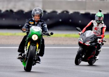 PRESIDEN Joko Widodo (kiri) menunggang motosikal sebagai simbolik merasmikan Litar Antarabangsa Mandalika yang akan menganjurkan perlumbaan pertamanya, Kejuaraan Superbike Dunia minggu depan. 
– AFP