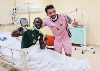 SADIO Mane (kiri) bersama penjaga gol Cape Verde, Vozinha dalam keadaan stabil selepas menerima rawatan di hospital ekoran pelanggaran yang berlaku pada saingan 16 akhir Piala Negara-Negara Afrika.