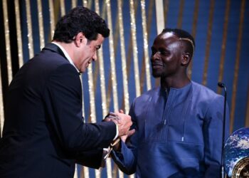 SADIO Mane (kanan) menerima Trofi Socrates Trophy daripada bekas bintang bola sepak Brazil, Rai atas kerja-kerja amal yang dilakukan dalam anugerah Ballon d'Or France Football 2022 di Theatre du Chatelet, Paris pagi tadi. - AFP