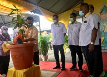 Tuanku Syed Faizuddin Putra Jamalullail menanam pokok mempelam harumanis pada Majlis Pelancaran Pelan Pemulihan Ekonomi Negeri Perlis (Pertanian) dan penanaman serentak 4,5000 pokok mangga harumanis di Perlis 2020 di Pusat Internet Malaysia, Simpang Empat, Arau, Perlis hari ini.- UTUSAN/NUR NAZLINA NADZARI