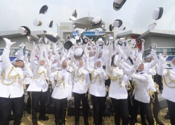 PELATIH Kursus Asas Leftenan Muda Maritim gembira dengan melambungkan topi selepas tamat kursus di Akademi Maritim Sultan Ahmad Shah (AMSAS) di Kuantan, Pahang. - FOTO/SHAIKH AHMAD RAZIF