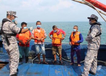 ANGGOTA Maritim Malaysia meninjau beberapa lokasi menempatkan bot nelayan bagi berkongsi tatacara keselamatan di laut. - IHSAN MARITIM MALAYSIA
