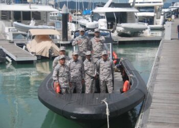 AGENSI Penguatkuasaan Maritim Malaysia Zon Maritim Kuala Perlis bergambar di atas sebuah bot pemintas kelas Benteng baharu di Royal Langkawi Yatch Club semalam.