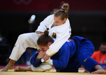 ATLET Jerman, Martyna Trajdos (putih) ketika menentang Szofi Ozbas dari Hungary dalam saingan judo 63kg wanita di Tokyo semalam. - AFP