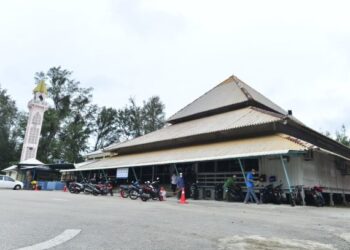 PENDUDUK berharap atap zink dan lantai Masjid Tanjung Api di Kuantan, Pahang yang dibina bercirikan seni bina masjid Melayu dibaik pulih demi keselamatan dan keselesaan jemaah ketika menunaikan solat. – FOTO/SHAIKH AHMAD RAZIF