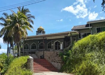 MASJID USIA Bandar Kota Kinabalu yang masih mengekalkan struktur binaan lama sebuah Gereja SDA. - FOTO/SURAIDAH ROSLAN