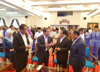 ONN HAFIZ GHAZI (dua dari kiri) menerangkan sesuatu kepada Ahmad  semasa Majlis Dialog Belanjawan 2023 Peringkat Negeri Johor di Kota Iskandar, Iskandar Puteri.
