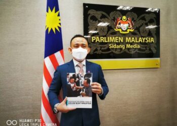 MASZLEE Malik menunjukkan Penyata Polisi Pendididikan dan Wabak Covid-19 yang dicadangkan kepada Kementerian Pendidikan dan Kementerian Pengajian Tinggi.