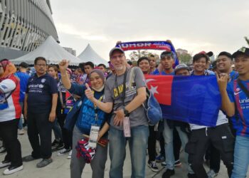 HOWARD BLYTON LAWFORD (depan kanan) dan isteri, Fadzlina Alimon bergambar bersama penyokong JDT di Stadium Nasional Bukit Jalil, Kuala Lumpur, hari ini. - UTUSAN/AIZAWATI AHMAD