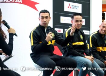Norshahrul Idlan Talaha (tengah) dalam program jelajah dan klinik bola sepak Piala AFF 2022 di Kuala Lumpur hari ini.