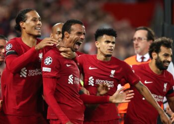 JOEL Matip (dua, kiri) meraikan jaringannya ketika membantu Liverpool menumpaskan Ajax di Anfield.