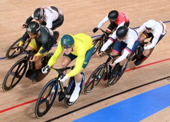 AZIZULHASNI Awang ketika bersaing dalam final keirin Sukan Olimpik Tokyo 2020.