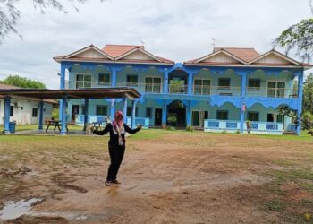 MAWAR Seroja Minhat di hadapan Chalet Deruan Ombak di Padang Kemunting, Pengkalan Balak, Masjid Tanah yang menawarkan pengalaman percutian ala kampung.