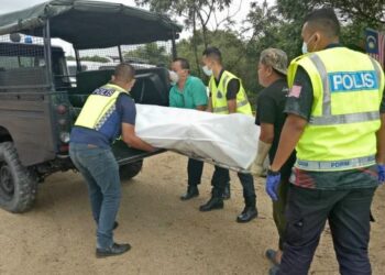POLIS mengangkat mayat lelaki tanpa identiti yang ditemukan terapung di kawasan menyedut pasir di Sungai Kampung Padang Pulut, Dungun hari ini.