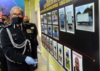 MAZLAN menunjukkan gambar suspek yang diburu dalam kes samun minuman keras dalam sidang akhbar di IPD Gombak, Selangor hari ini.
