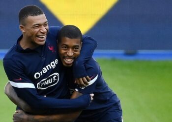 KYLIAN Mbappe (kiri) bergurau dengan rakan sepasukan, Presnel Kimpembe dalam sesi latihan Perancis di Stade de France, Saint-Denis, Paris hari ini. - AFP