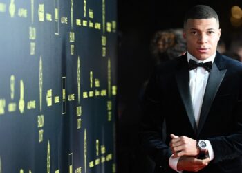 KYLIAN Mbappe memberi pose sebaik sahaja tiba pada anugerah Ballon d'Or France Football di Paris hari ini. - AFP