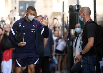 KYLIAN Mbappe meninggalkan hotel penginapan pasukan di Bucharest semalam untuk menjalani latihan. - AFP