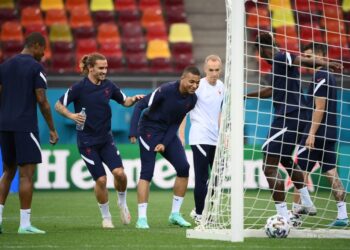 PENYERANG Perancis, Antoine Griezmann (dua dari kiri) dan Kylian Mbappe menjalani latihan di Stadium Nasional, Bucharest semalam. - AFP