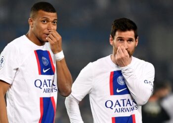 KYLIAN Mbappe (kiri) tidak gembira dengan cara PSG menangani isu Lionel Messi.