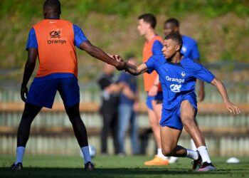 KYLIAN Mbappe menjalani latihan bersama pasukan Perancis di Clairefontaine-en-Yvelines semalam dalam persiapan menghadapi kelayakan Euro 2024. - AFP