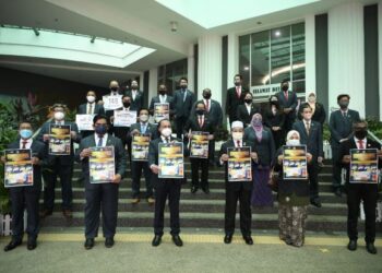 ROZALI Mohamud (depan, tiga dari kanan) bersama Jagdeep Singh Deo (depan, tiga dari kiri) ketika melancarkan Program Sejahtera Peniaga semasa Sambutan Hari Bandaraya kali kedua di Menara MBSP, Bandar Perda, Bukit Mertajam, Pulau Pinang hari ini.