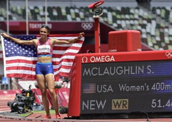 Sydney Mclaughlin meraikan kejayaan memenangi acara 400m lari berpagar Olimpik bersama rekod dunia di Tokyo hari ini. - AFP
